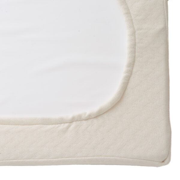 Bundled with the changing pad is a Hand Tailored, fitted, plush cotton cover.